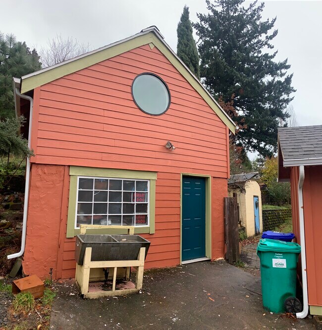 Building Photo - 5105 SE Rex Dr