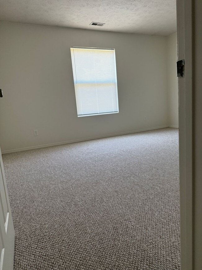 Building Photo - 3 Bedroom/3.5 Bath Townhome