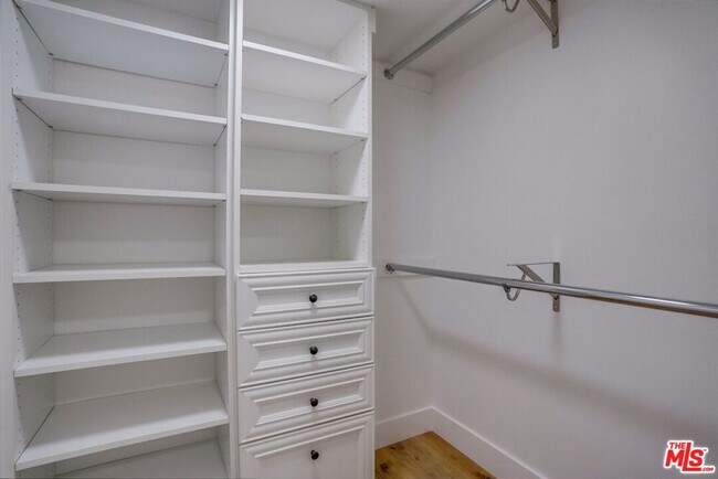 Building Photo - 435 N Oakhurst Dr