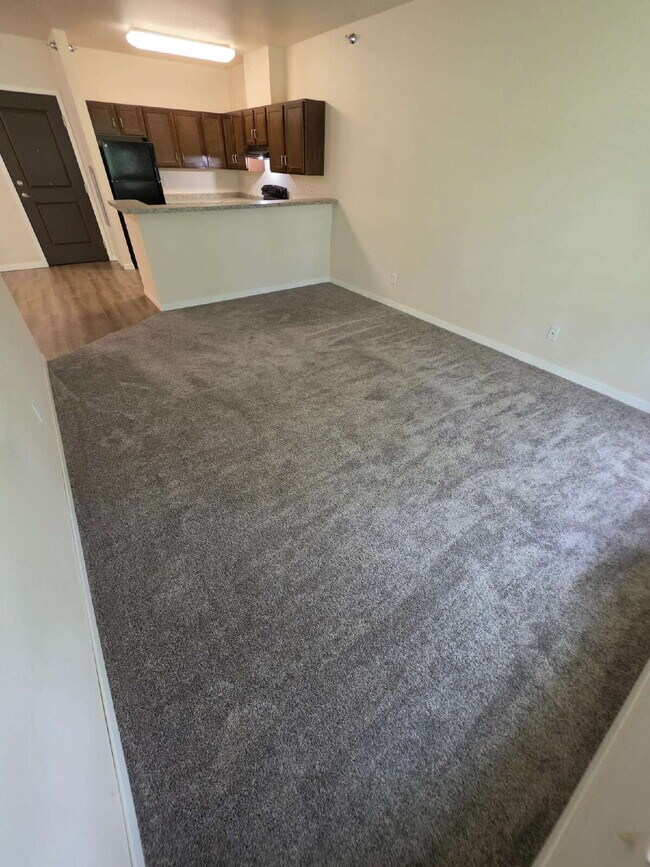 Building Photo - 2 Bedroom | 1 Bathroom 2nd Floor Apartment Available RIGHT NOW!