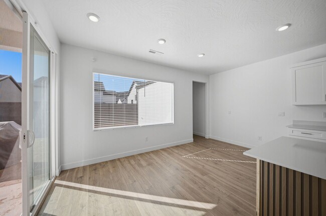 Building Photo - Extra Space, Extra Comfort! 5 Bedroom Home With Bonus Den in Long Valley!
