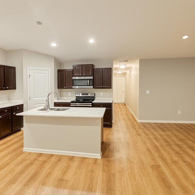 Building Photo - 6912 N Hydraulic Ave