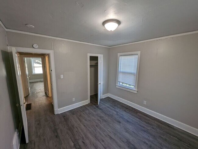 Building Photo - Newly Updated 2 bedroom home Near Downtown...