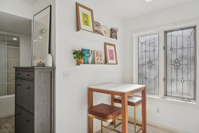 Building Photo - HALF MONTH RENT FREE!!!! GORGEOUS Brick To...