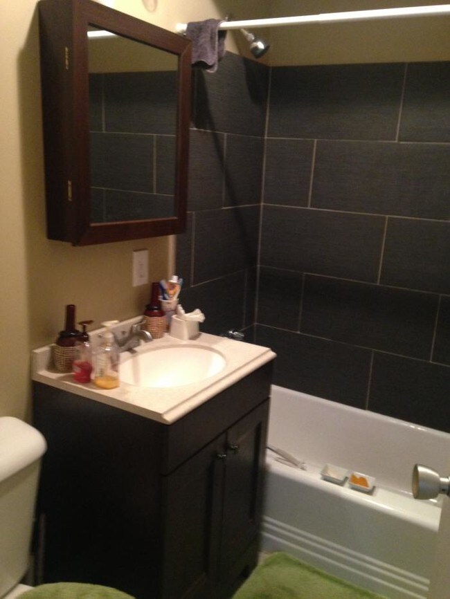 Building Photo - bedroom in Oakland CA 94612