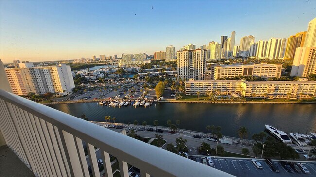 Building Photo - 300 Bayview Dr