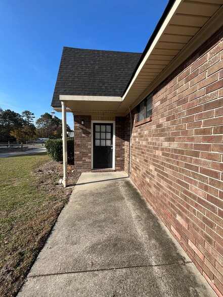 Building Photo - 142 Goshen Rd