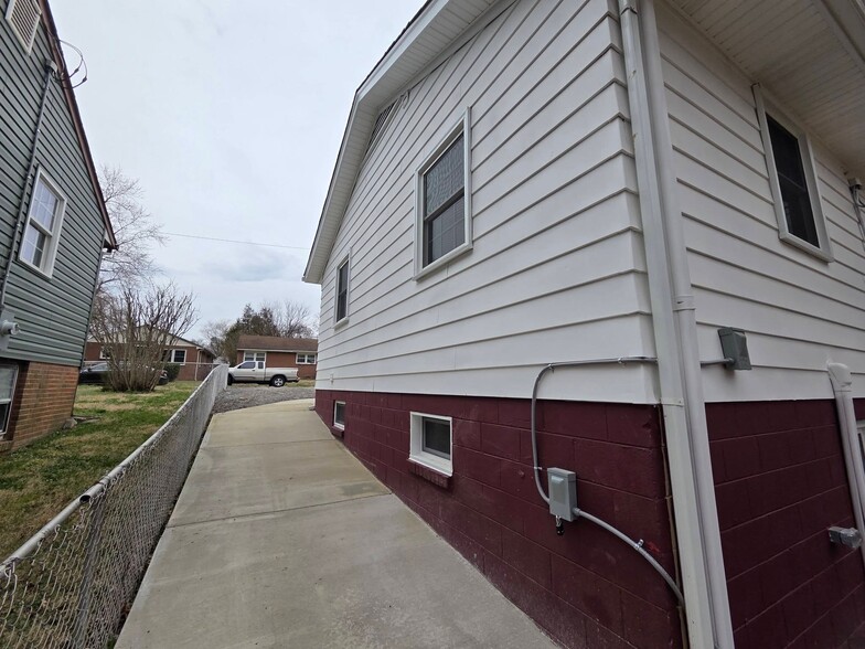 Building Photo - 5506 Campbell Ave