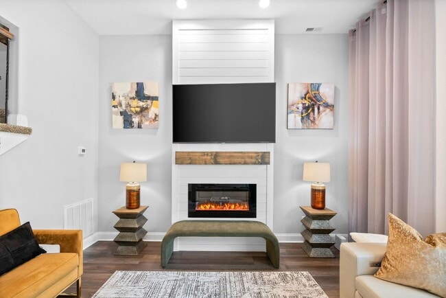 Building Photo - Modern 6-Bedroom Home with Open Layout & S...