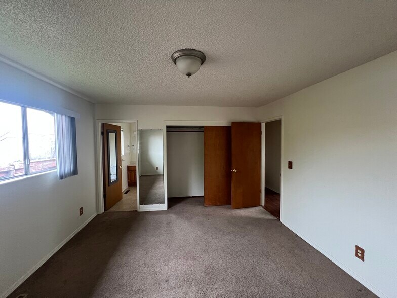 Building Photo - 5926 Walnut Dr