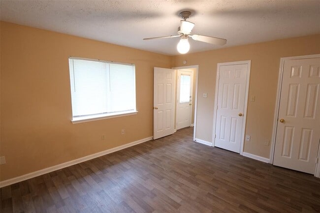 Building Photo - 22015 Kenlake Dr