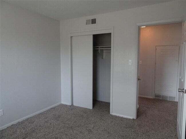 Building Photo - 2305 Maple Dr