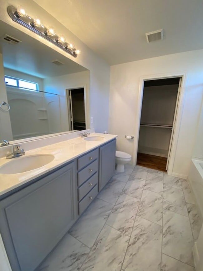 Building Photo - Unique Single Family 2/2 home