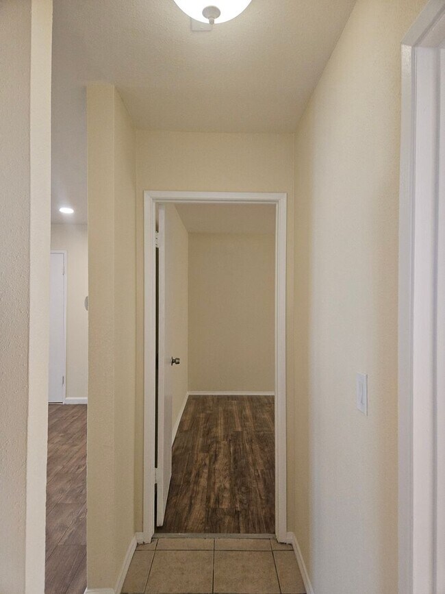 Building Photo - 1616 Picadilly Way