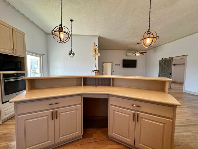 Building Photo - Barndominium in the Country!