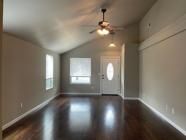 Building Photo - Beautiful 3 Bedroom 2 Bath Home Located in a Nice Medford Neighborhood