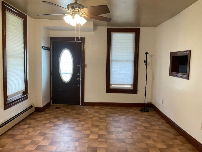 Building Photo - 112 W Main St