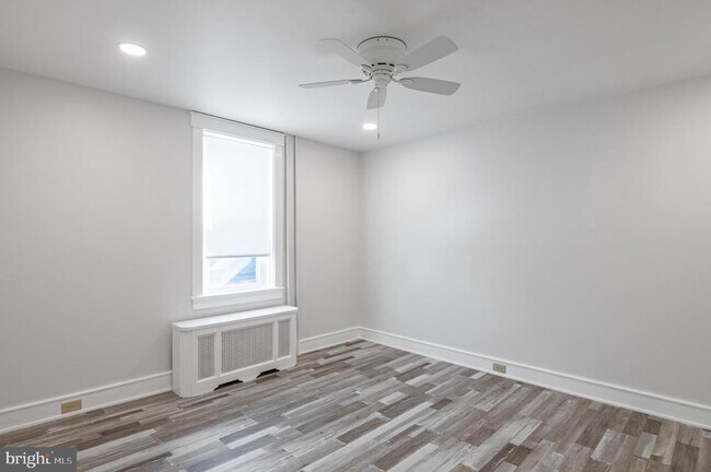 Building Photo - 910 E Bellevue Ave