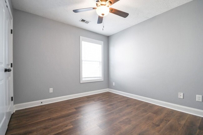 Building Photo - Pet Friendly Three Bedroom!