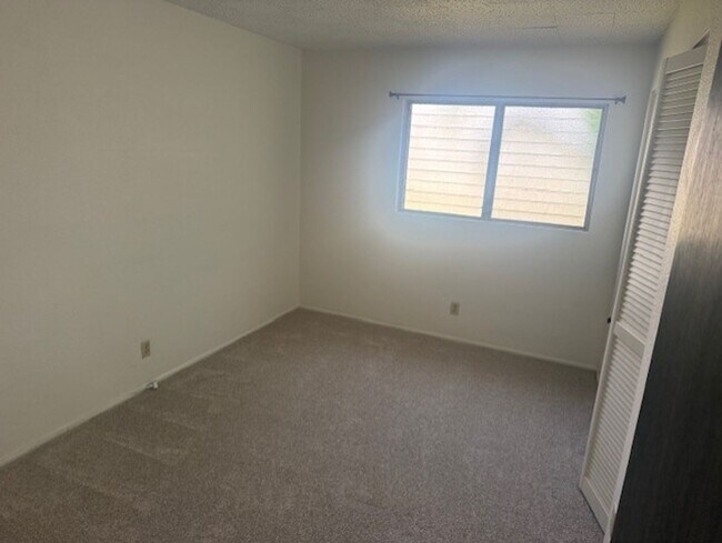 Building Photo - College Gardens