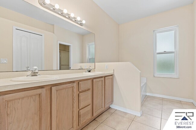 Building Photo - 16 Pinelynn Dr