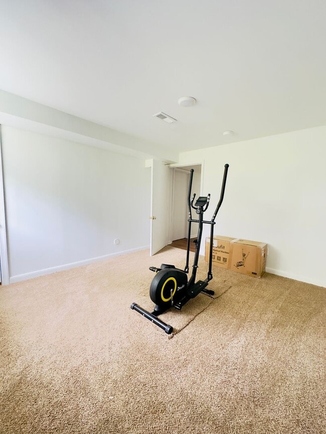 Building Photo - 104 Stratford Ct