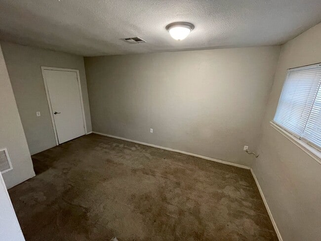 Building Photo - 1807 Comanche St