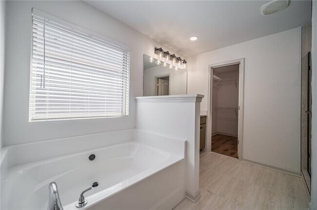 Building Photo - 796 Grenier Terrace NE