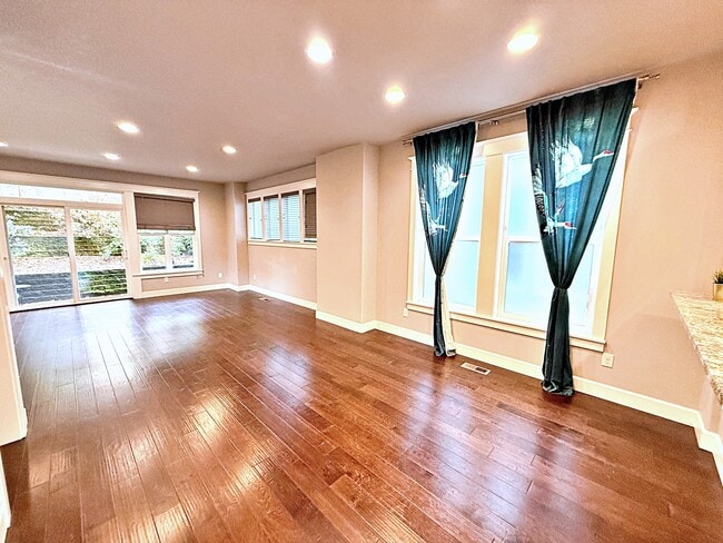 Building Photo - 1707 SW Moss St