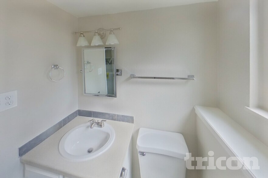 Building Photo - 1046 Nolte Dr W
