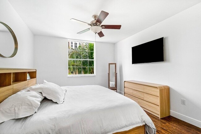 Building Photo - 720 S Sapodilla Ave