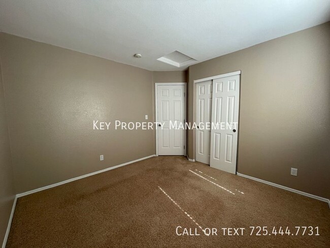 Building Photo - SPACIOUS 3 BEDROOM W/ LOFT IN THE SOUTHWEST