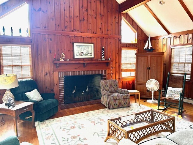 Building Photo - 123 Border Ave