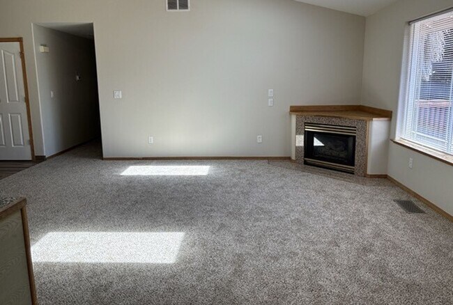 Building Photo - 3Bd/2Ba Single Story House - Available to View!