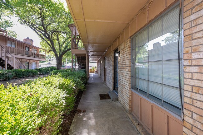 Building Photo - Renovated 1 bedroom in desirable midtown T...