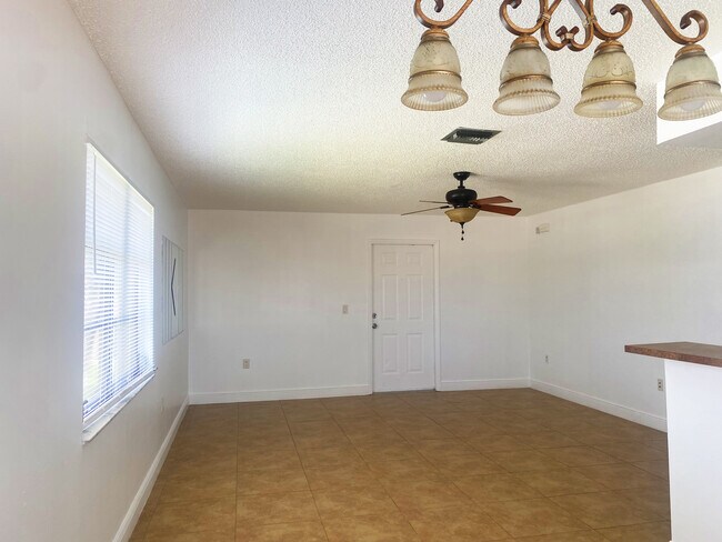 Building Photo - 1104 SE 8th St