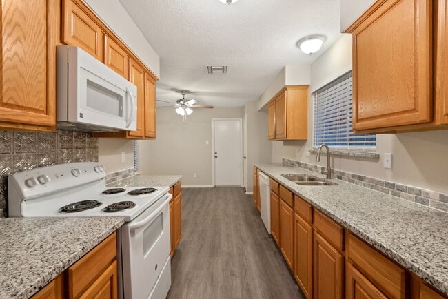 Building Photo - 2411 Cypressvine Dr