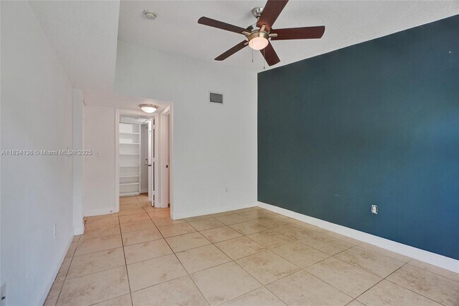 Building Photo - 6235 SW 47th Manor