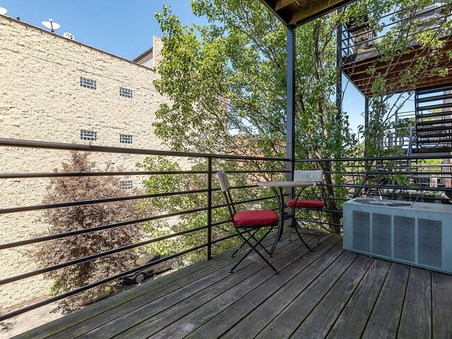 Building Photo - "Spacious 2-Bed, 2-Bath Gem in Chicago's Heart – 1200 Sq. Ft. of Modern Living!"