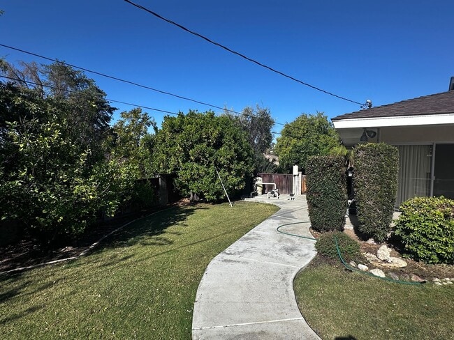 Building Photo - HOUSE