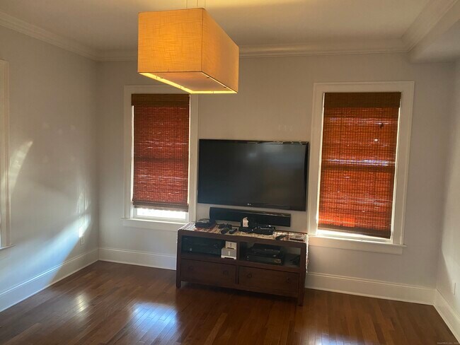 Building Photo - 103 W Broad St