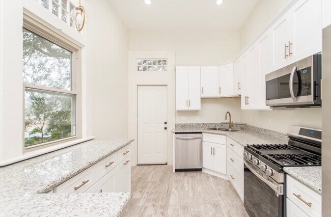 Building Photo - 622 Audubon St