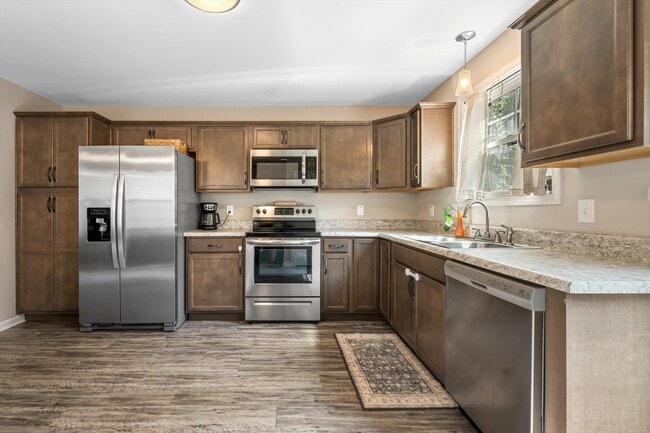 Building Photo - 925 Oak Ln