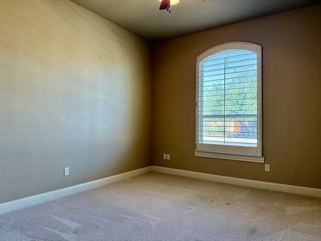 Building Photo - House For Rent