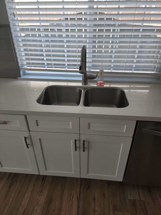 Building Photo - 4 bedroom single level home zoned for Reed...
