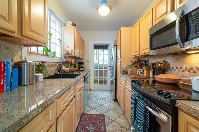 Building Photo - 443 Shine Ave