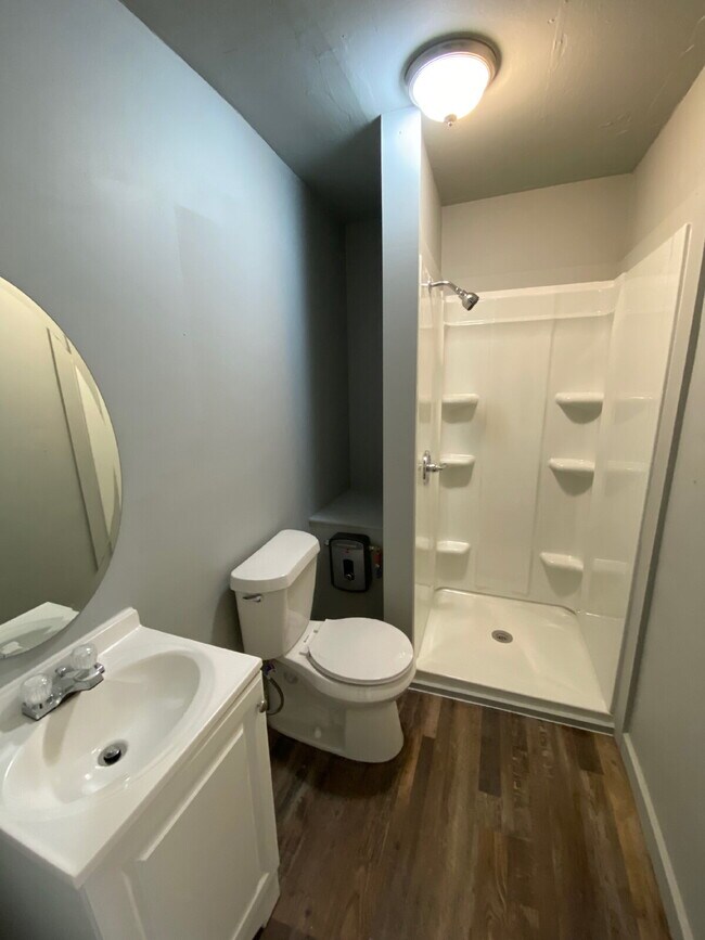 Building Photo - Spacious 1 Bedroom Property