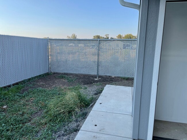 Building Photo - End Townhouse Unit in South Medford/Phoenix Area