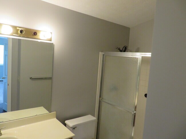 Building Photo - 460 Lakeview Dr