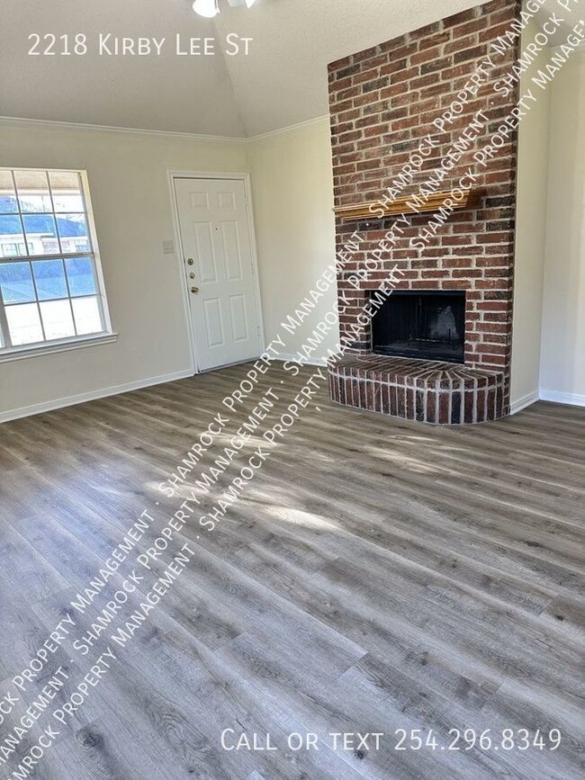 Building Photo - Duplex in Midway ISD!